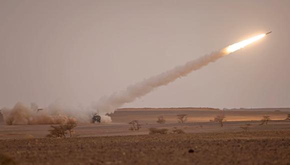 Un sistema de cohetes de artillería de alta movilidad M142 de Estados Unidos (HIMARS) dispara salvas durante el ejercicio militar "African Lion" en la región de Grier Labouihi, en el sureste de Marruecos, el 21 de junio de 2022. (FADEL SENNA / AFP).