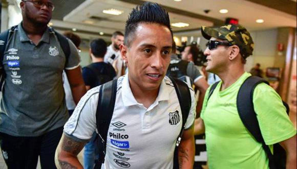 Christian Cueva junto a la delegación del Santos. (Foto: Agencias)