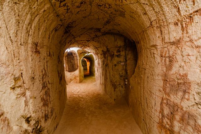 La vida cotidiana transcurre en cuevas. Y es que en 1915 se descubrió que el terreno era rico en ópalo, un mineral utilizado en la fabricación de joyas. (Foto: Shutterstock)