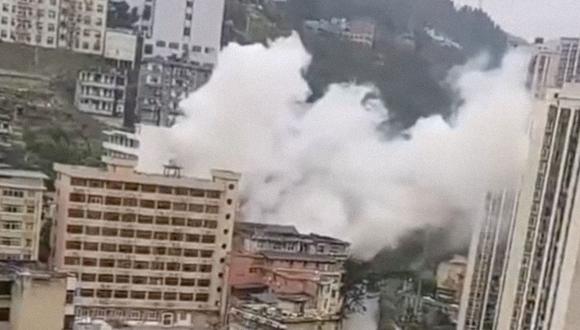 La explosión de un comedor dejó decenas de personas atrapadas entre los escombros en Chongqing, China. (Foto: Weibo)