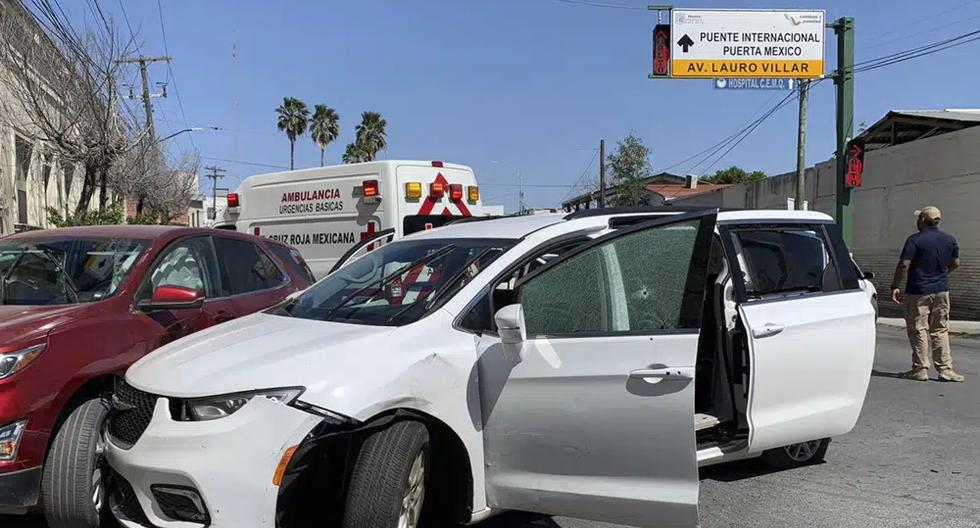 Un miembro de las fuerzas de seguridad de México está junto a una minivan blanca con placas de Carolina del Norte y varios agujeros de bala, en la escena del secuestro de cuatro estadounidenses en Tamaulipas. (Foto AP).