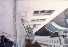 Cable no puede con el peso y vidrio de 380 kilos cae de un rascacielos en Rusia