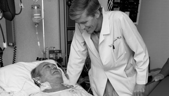 El dentista retirado Barney Clark (I), el primer humano en recibir un corazón artificial, junto al doctor Robert Jarvik (D). (Foto tomada de Twitter @cateterdoblej)