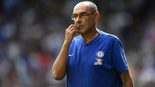 Sarri, DT del Chelsea, sufre con reglamento de la Premier League que le impide fumar