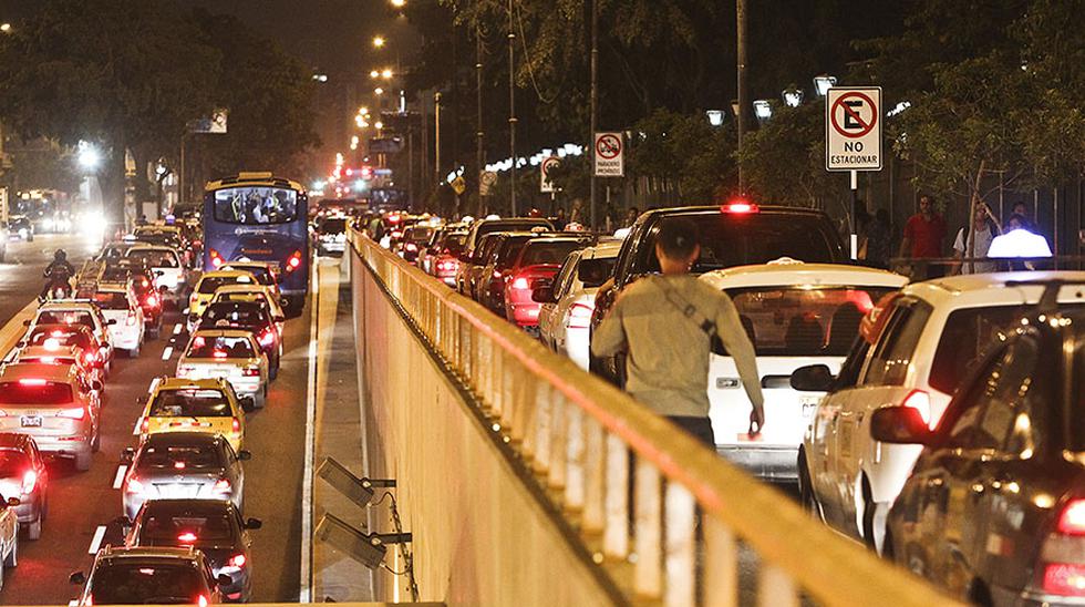 Se mantienen los cuellos de botella en los t&uacute;neles del by-pass de 28 de Julio. El mi&eacute;rcoles la Municipalidad de Lima dispuso que funcione las 24 horas. (Alessandro Currarino/El Comercio)