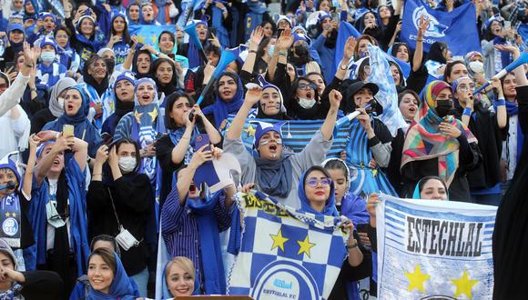 Las mujeres iraníes hinchas de fútbol del club Esteghlal-Tehran animan durante el partido de la liga local de fútbol Premier de Irán entre Esteghlal y Mes-e Kerman en el estadio Azadi en Teherán, Irán, el 25 de agosto de 2022. (Foto: EFE/EPA/HOSSEIN ZOHREHVAND)