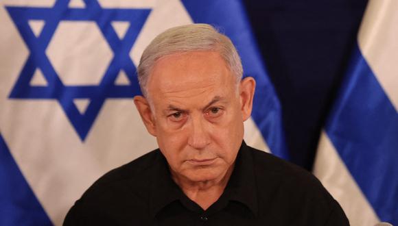 El primer ministro israelí, Benjamin Netanyahu, habla durante una conferencia de prensa en la base militar de Kirya en Tel Aviv el 28 de octubre de 2023. (Foto de Abir SULTAN / AFP)