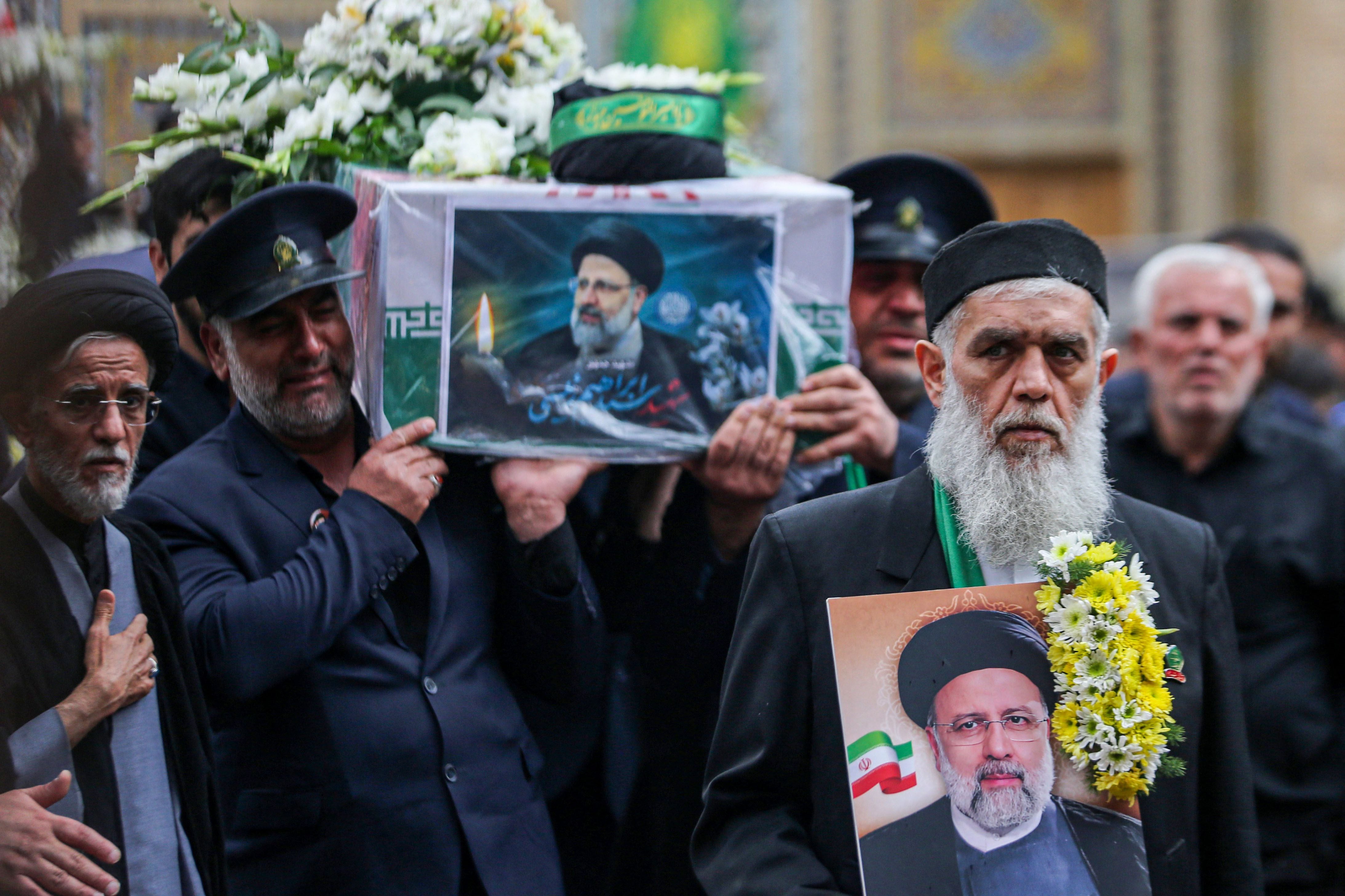 Un miembro de la guardia de honor llora mientras lleva el ataúd del presidente de Irán, Ebrahim Raisi, durante una procesión fúnebre en Qom, el 21 de mayo de 2024. (Foto de HAMID ABEDI / IRNA / AFP).
