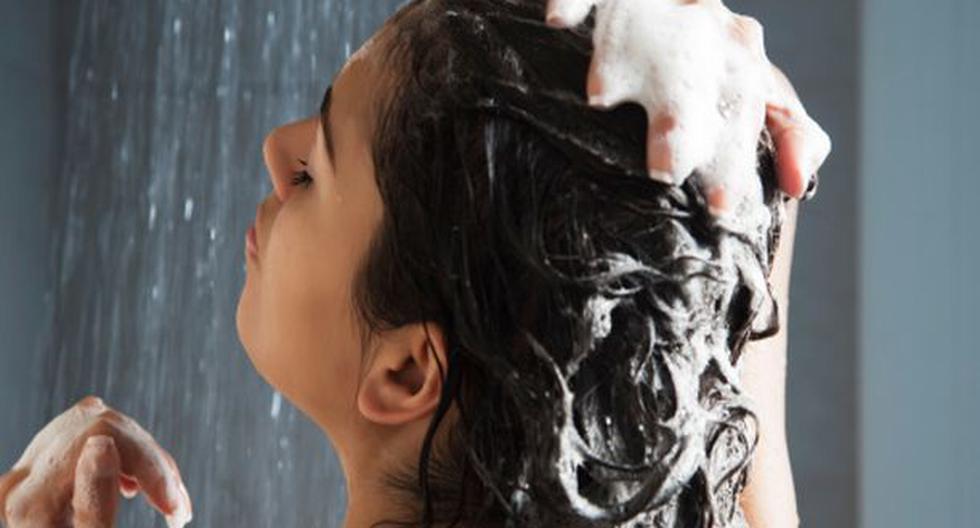 Se recomienda no lavar el cabello con agua caliente. (Foto: GettyImages)