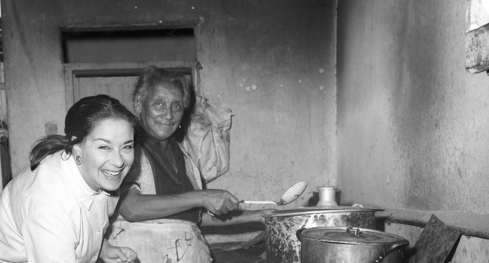 LIM04. LIMA (PERÚ), 28/12/2016.- Fotografía de archivo del 20 de abril de 1968 de la compositora peruana Chabuca Granda (i) junto a Victoria Angulo (d), en quien se inspiró para componer "La flor de la canela".