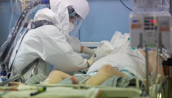 un paciente de coronavirus es atendido en una UCI de Corea del Sur. (EFE/EPA/JEON HEON-KYUN).