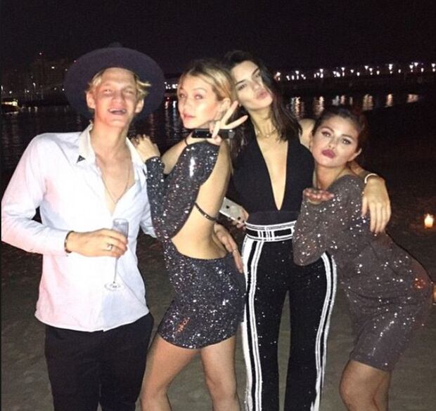 Vieja a Dubái de Selena Gómez con Kendall Jenner, Cody Simpson y Gigi Hadid. (Fuente: Instagram)