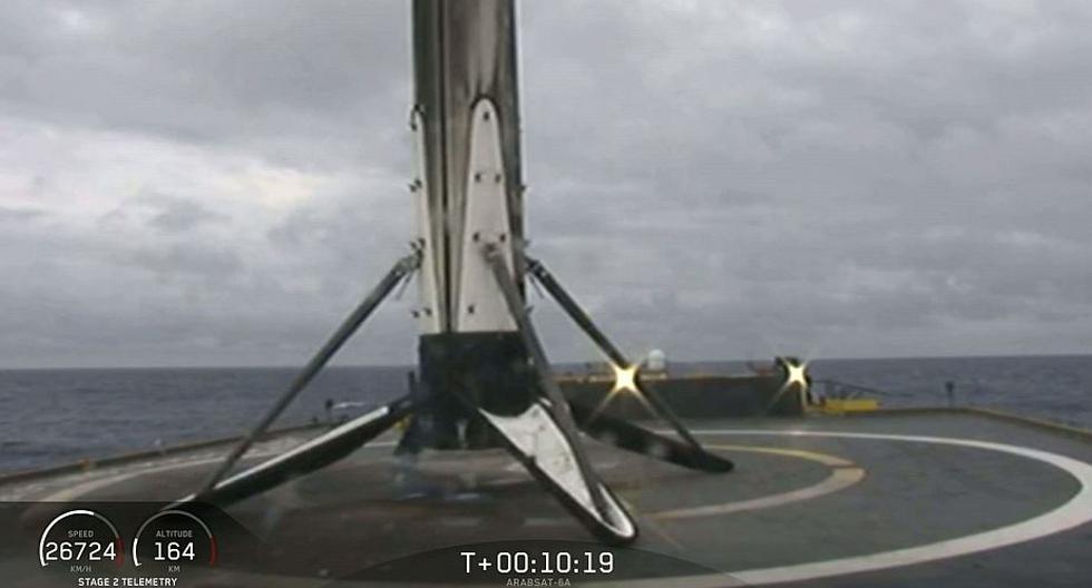 Imagen que muestra los dos propulsores centrales del cohete Falcon Heavy tras regresar a la Tierra después de depositar un satélite en órbita. (Foto: EFE)