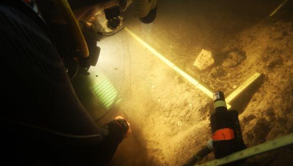 Los expertos tuvieron que sumergirse ocho metros bajo el agua para dar con el sitio arqueol&oacute;gico. (Foto: AP)