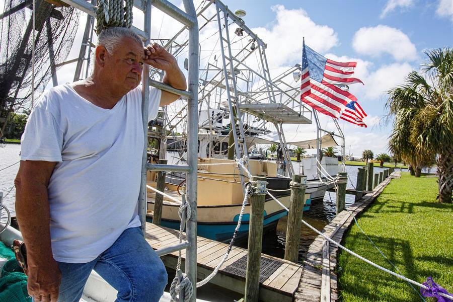 Jerry Bruce se para en su barco de pesca después de prepararlo para dos tormentas que se aproximan a Jean Lafitte, Louisiana, Estados Unidos. (EFE / EPA / DAN ANDERSON).