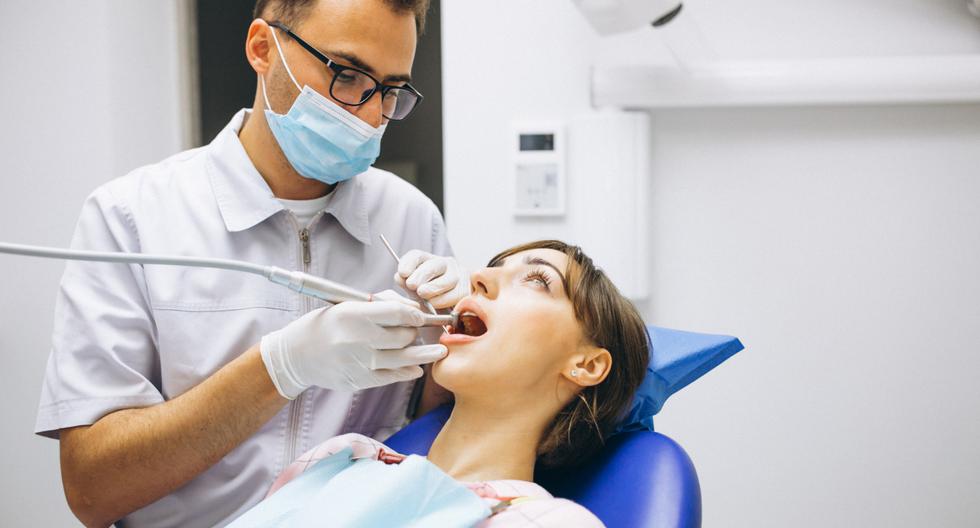 Antes de cualquier tipo de intervención odontológica, es fundamental que el paciente firme un consentimiento informado, en el que se detalla todo el procedimiento, los riesgos, la duración, los cuidados postoperatorio, etc.