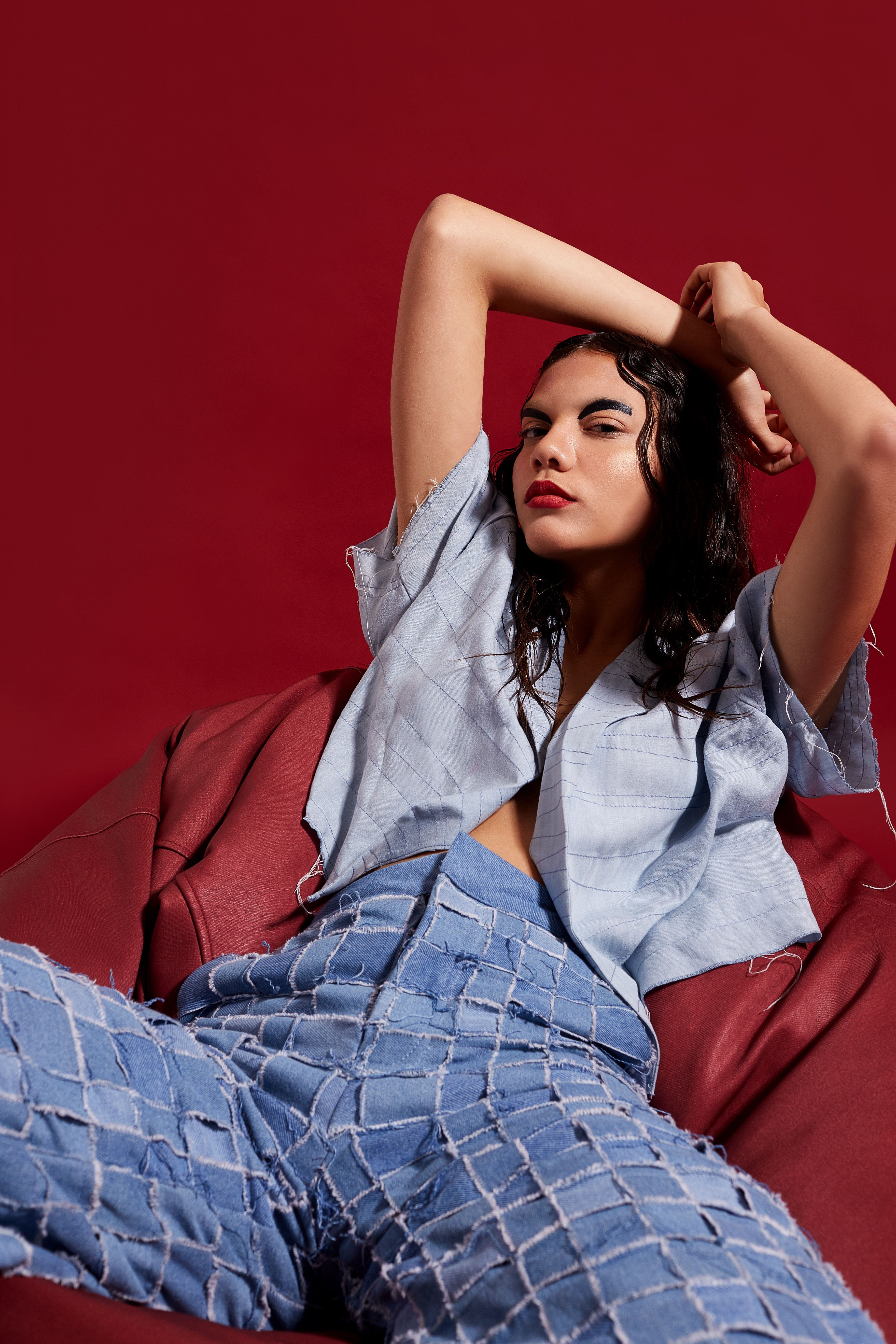 Esmeralda lleva un top abierto y pantalón de talle alto con patchwork, todo hecho de denim. (Foto: Víctor Idrogo)