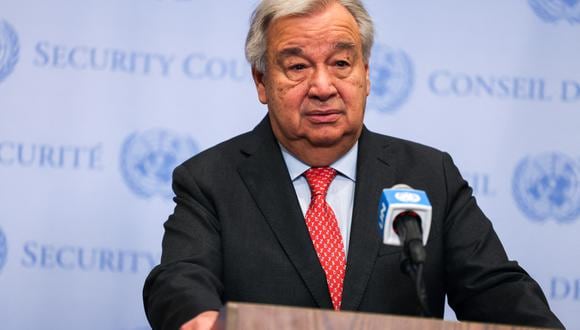 El secretario general de la ONU, Antonio Guterres, habla con la prensa en la sede de la ONU en Nueva York el 5 de abril de 2024, antes de cumplirse seis meses desde el ataque de Hamás contra Israel el 7 de octubre. (Foto de Charly TRIBALLEAU / AFP)