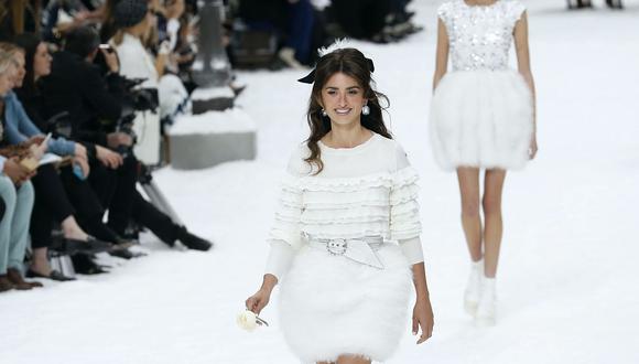 Penélope Cruz sorprende al desfilar para Chanel en homenaje a Karl Lagerfeld. (Foto: AFP)