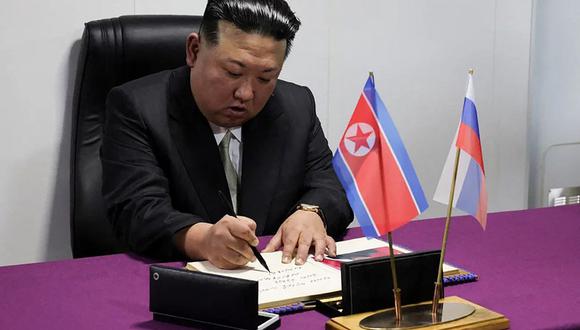 El líder de Corea del Norte, Kim Jong-un, firma un libro de visitas durante su visita a la fragata Mariscal Shaposhnikov de la Flota Rusa del Pacífico en Vladivostok, región de Primorsky, el 16 de septiembre de 2023. (Foto de Handout / Ministerio de Defensa ruso / AFP)