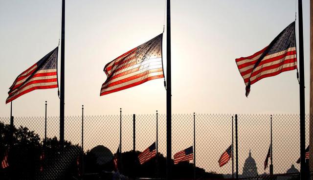 Las banderas amanecieron a media asta este domingo en la capital de Estados Unidos. | Foto: Reuters