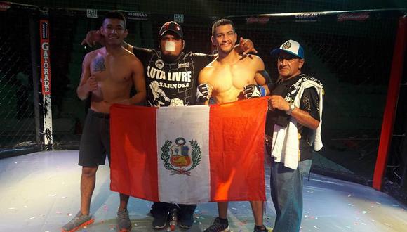 'Karateca' (izq.) obtuvo su quinta victoria como profesional de las MMA. (Foto: Héctor Iberico)