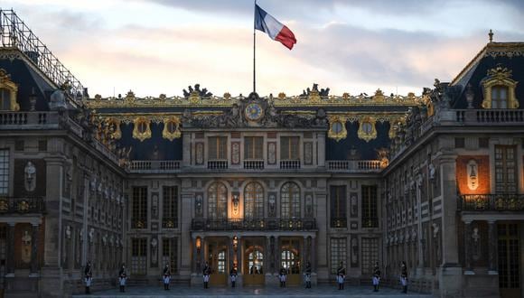 La Guardia Republicana Francesa se pone firme en el Palacio de Versalles antes de un banquete estatal, al oeste de París, el 20 de septiembre de 2023, el primer día de una visita de estado real británica a Francia. (Foto de Daniel LEAL / AFP)