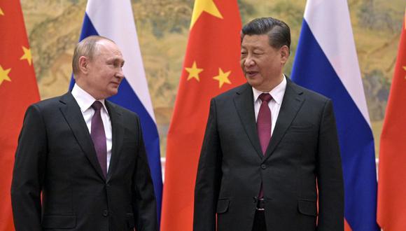 El presidente chino, Xi Jinping, a la derecha, y el presidente ruso, Vladimir Putin, hablan durante su reunión en Beijing, China.