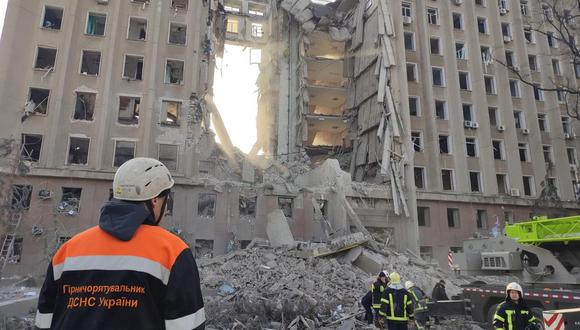 Una foto publicada por el servicio de prensa del Servicio Estatal de Emergencia de Ucrania muestra los servicios de emergencia trabajando en el edificio de la administración estatal regional en Mykolaiv que fue bombardeado. (Foto: EFE)