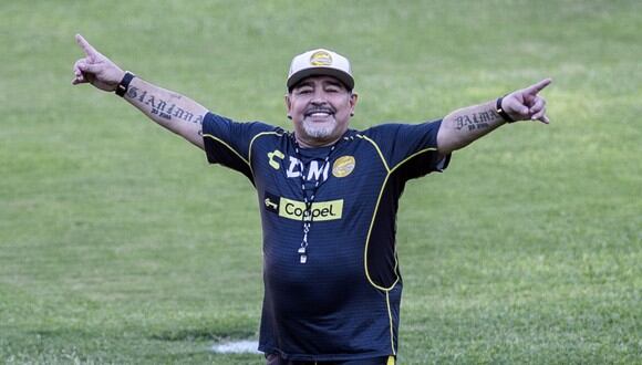 Diego Maradona, el astro del fútbol, perdió la cabeza por la adolescente Mavys (Foto: AFP)