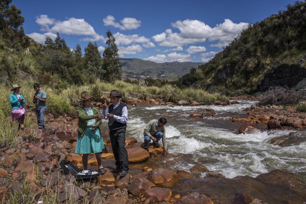 Omar Lucas Arapa, fotógrafo colaborador de Somos, obtuvo el primer puesto en la categoría foto periodística del concurso Foto Sostenible, promovido por Entel. La foto ganadora fue publicada en esta revista e ilustra la nota “Sanadores del agua”, sobre la comunidad huaracina Cordillera Blanca que ‘cura’ su río con técnicas ancestrales y alta tecnología.