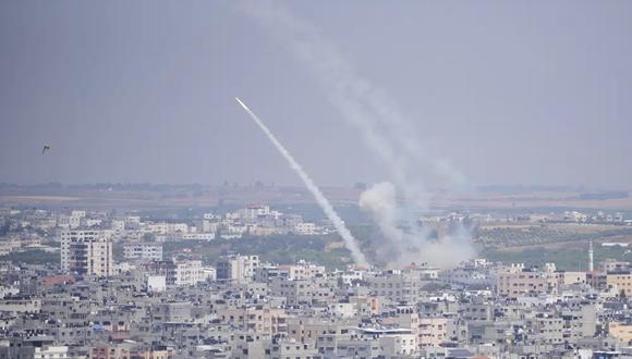 Se lanzan cohetes desde la Franja de Gaza hacia Israel, el miércoles 10 de mayo de 2023. (Foto AP/Hatem Moussa).