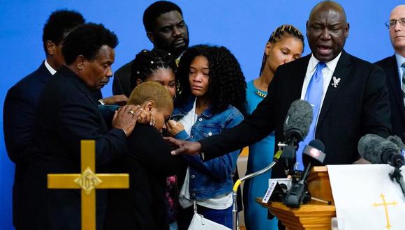 El abogado Benjamin Crump, a la derecha, acompañado por la familia de Ruth Whitfield, víctima del tiroteo en un supermercado de Buffalo, habla con miembros de los medios de comunicación, el lunes 16 de mayo de 2022. (Foto AP/Matt Rourke).