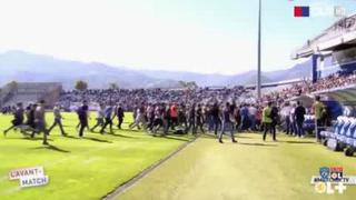 Ultras invadieron campo y buscaron agredir a jugadores del Lyon