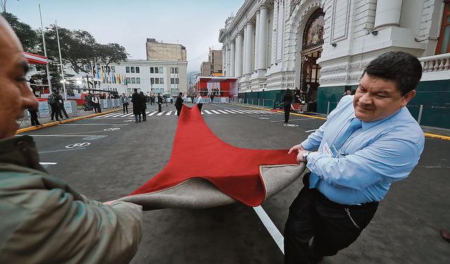 Una alfombra roja fue tendida en el Congreso para la recepción oficial del presidente Vizcarra. (Foto: Lino Chipana/ El Comercio)