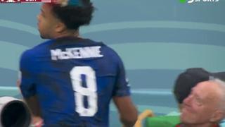 McKennie se limpia las manos en un fotógrafo para sacar lateral | VIDEO