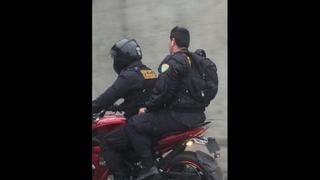 Policías en moto y sin casco: ¿quién vigila a los vigilantes?