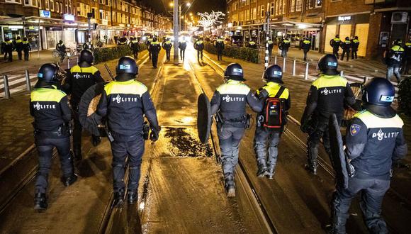 La policía de Países Bajos patrulla las calles de Rotterdam durante el toque de queda por coronavirus el 26 de enero de 2021. (Foto: AFP).