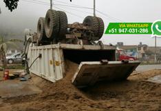 Comas: camión que trasladaba arena se volcó en Collique
