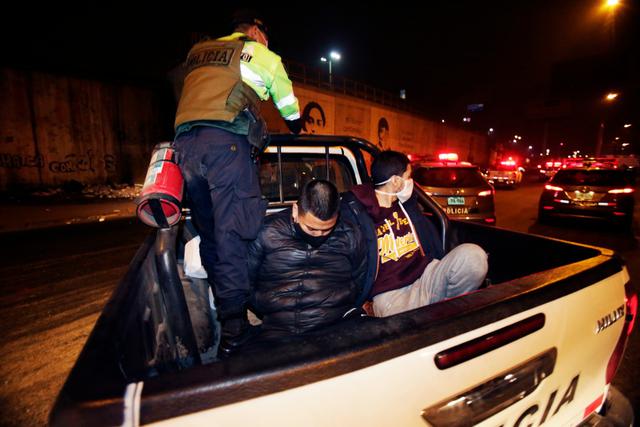 Cuatro hombres fueron detenidos esta madrugada por los agentes de la Policía Nacional del Perú (PNP) por tomar licor en la calle en pleno toque de queda. (Foto: César Grados / @photo.gec)