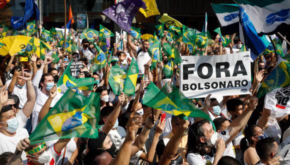 Ciudadanos se concentran en la avenida Paulista para participar en una jornada de manifestaciones contra el Gobierno del presidente Jair Bolsonaro, hoy, en Sao Paulo (Brasil). (Foto: EFE/ Fernando Bizerra).