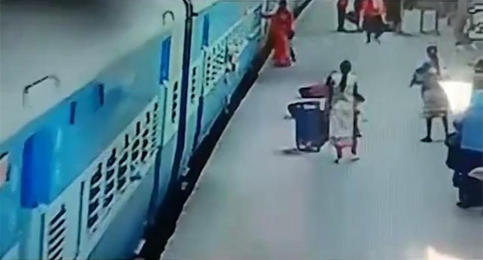 La tragedia ocurrió en la India por neligencia de la mujer, que no esperó que el tren se detuviera por completo. (Foto: YouTube)