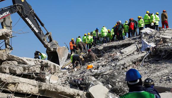 Los rescatistas buscan sobrevivientes en medio de edificios destruidos en Nurdagi, en la región de Gaziantep, el 11 de febrero de 2023. (Foto de Zein Al RIFAI / AFP)