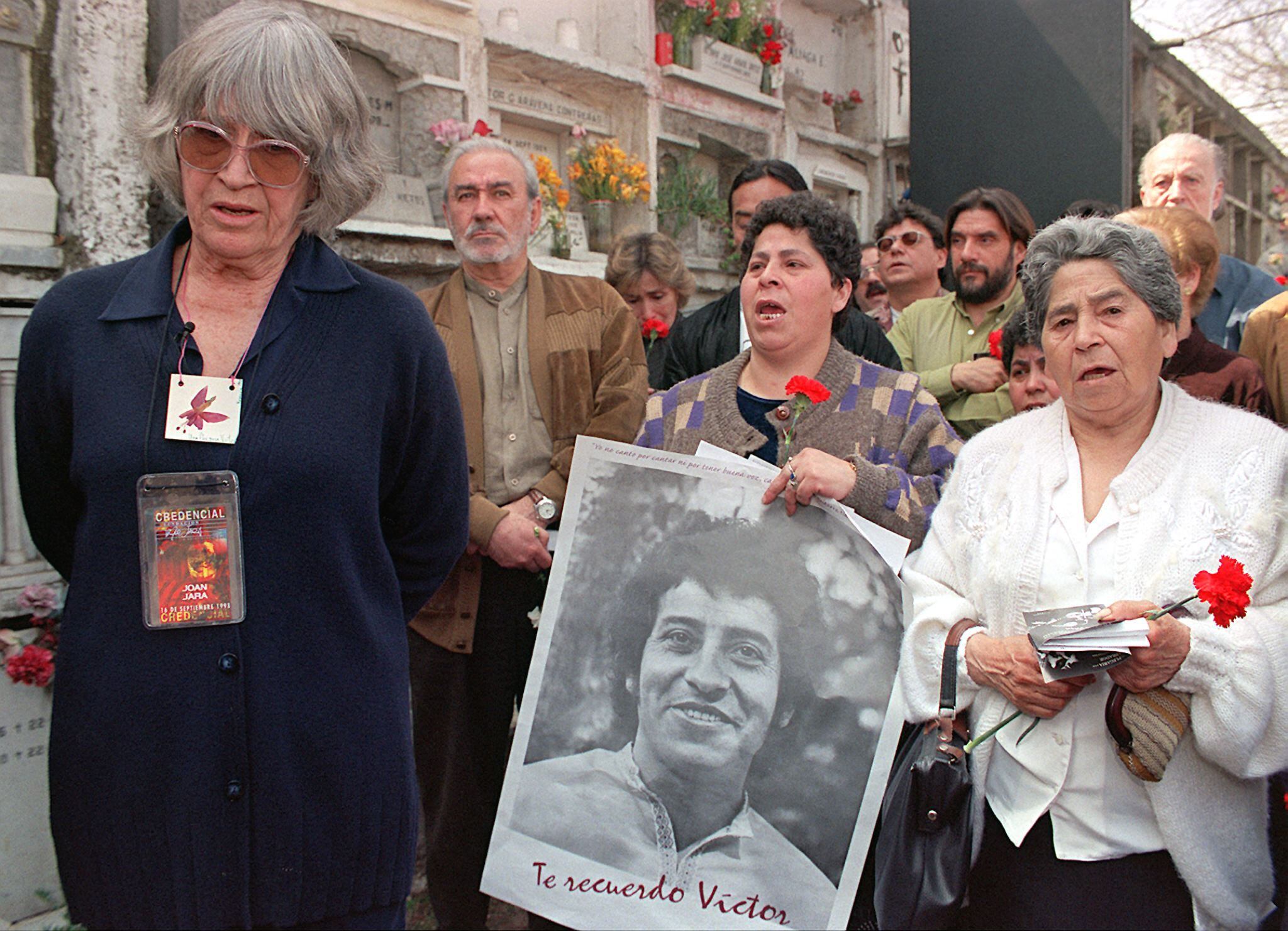 Joan Jara takes part in a tribute at the general cemetery to mark the 25th anniversary of the death of Víctor Jara in Santiago, on September 16, 1988. (Photo by GINNETTE RIQUELME / AFP).