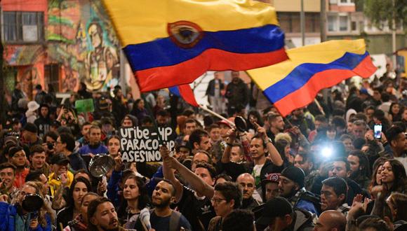 Una masiva protesta nocturna contra el gobierno de Iván Duque en Bogotá. (AFP / Raul ARBOLEDA).