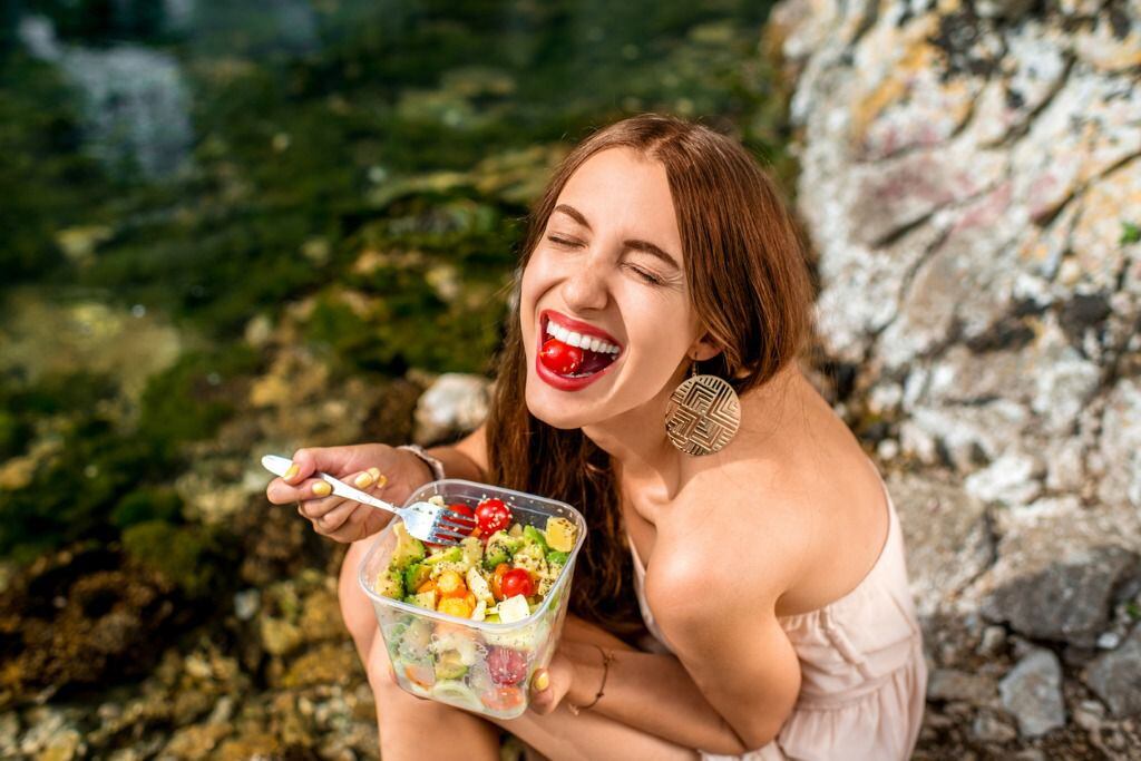 Existen alimentos que pueden liberar sustancias y activan ciertos neurotransmisores en tu cerebro que llegan a influir en tu nivel de bienestar. Foto: ¡Stock.