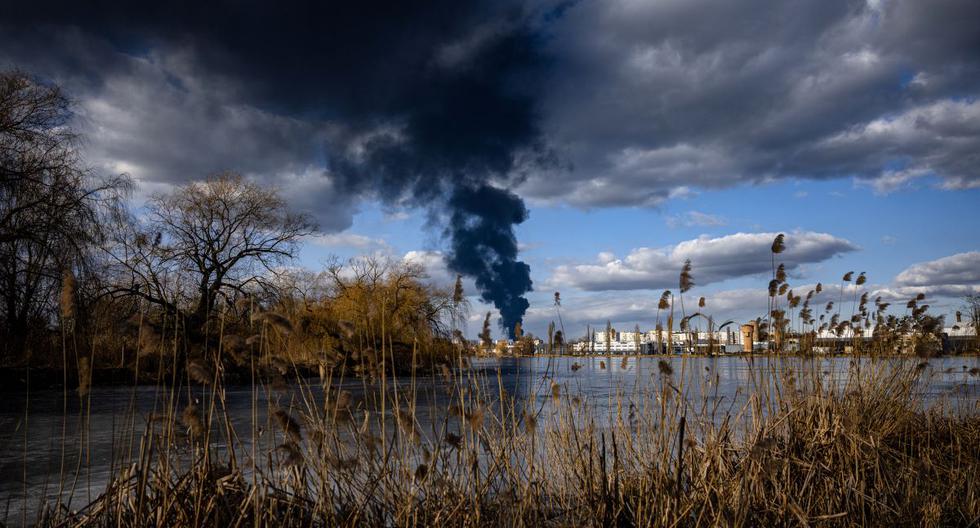 El humo se eleva sobre la ciudad de Vasylkiv, en las afueras de Kiev, el 27 de febrero de 2022, después de que los ataques rusos durante la noche golpearan un depósito de petróleo.  (Dimitar DILKOFF / AFP).