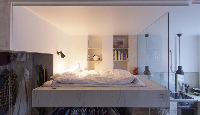 La cama fue colocada en un segundo nivel para aprovechar el espacio inferior, que fue convertido en un ropero. (Foto: karinmatz.se)