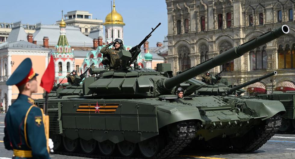 Los tanques rusos T-72B3M desfilan por la Plaza Roja durante el ensayo general  por el Día de la Victoria en el centro de Moscú el 7 de mayo de 2022. (Kirill KUDRYAVTSEV / AFP).