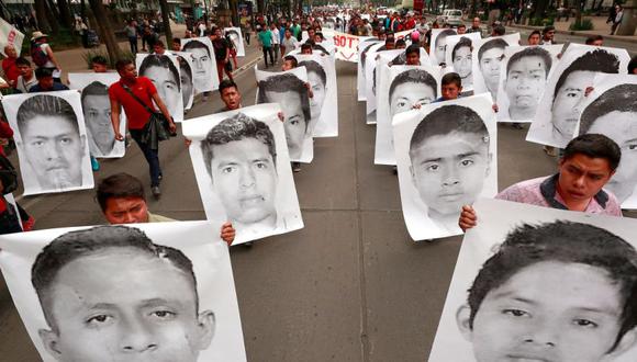 Fotografía de archivo fechada el 26 de abril de 2018, de familiares, estudiantes y simpatizantes de los 43 jóvenes desaparecidos de Ayotzinapa durante una protesta en Ciudad de México (México). (Foto: EFE/José Méndez/Archivo).